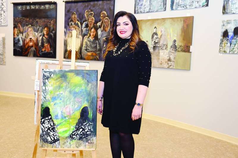 
روابي عبدال مع أعمالها الفنية
