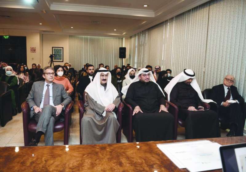 السفير الإيطالي في مقدم الحضور خلال فعاليات المعرض
