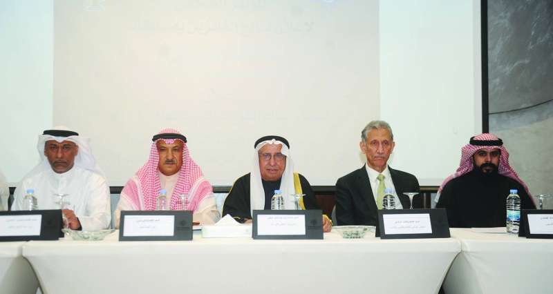 إبراهيم البغلي متوسطا المتحدثين في المؤتمر (تصوير سعود سالم)