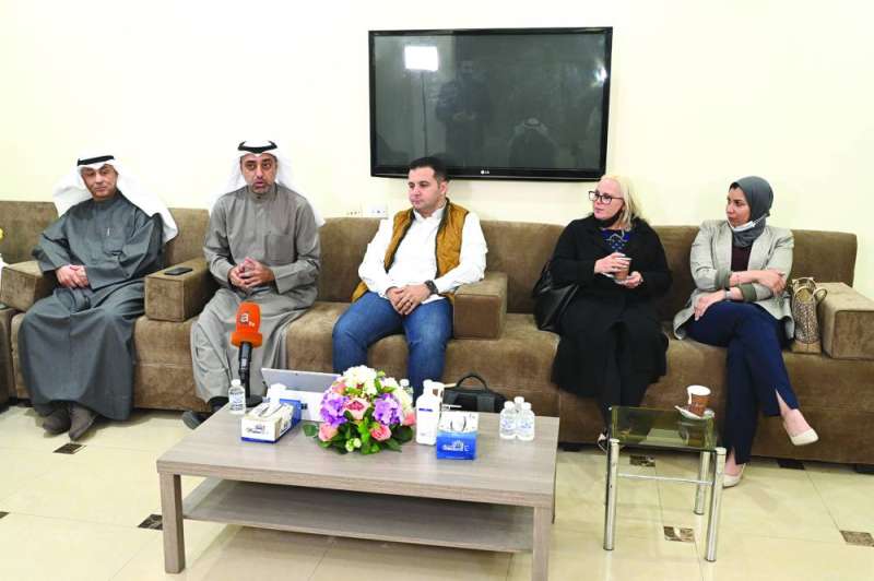 العيدان وزايد وعدد من الحضور في الملتقى	 (تصوير أسعد عبدالله)
