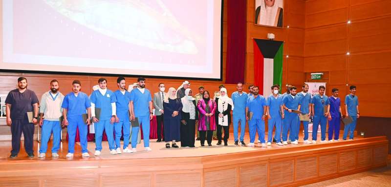 لقطة جماعية لطلبة ومسؤولي معهد التمريض خلال الاحتفالية	 (تصوير نايف العقلة)