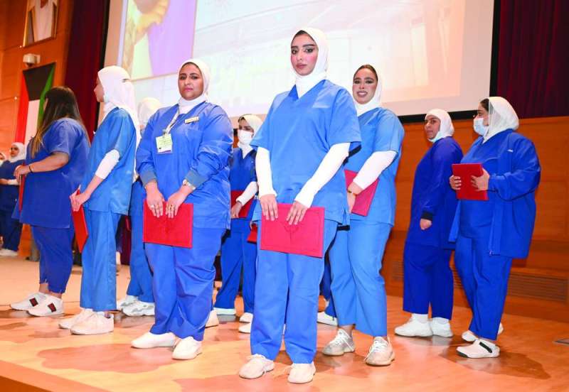 عدد من طالبات المعهد بعد تكريمهن