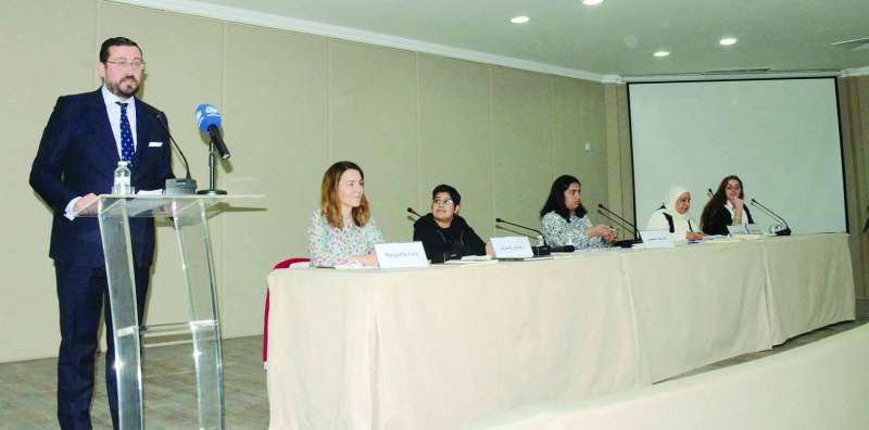 السفير الإسباني متحدثاً بحضور المشاركات في الندوة
