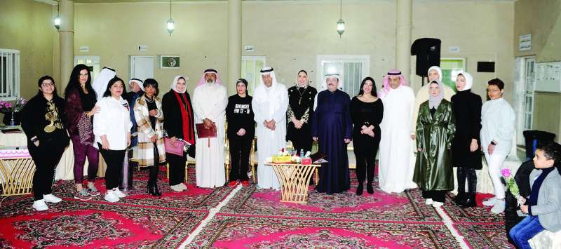 باقة من المؤلفات والفنانات تحيط بسعد الفرج وبعض الحضور