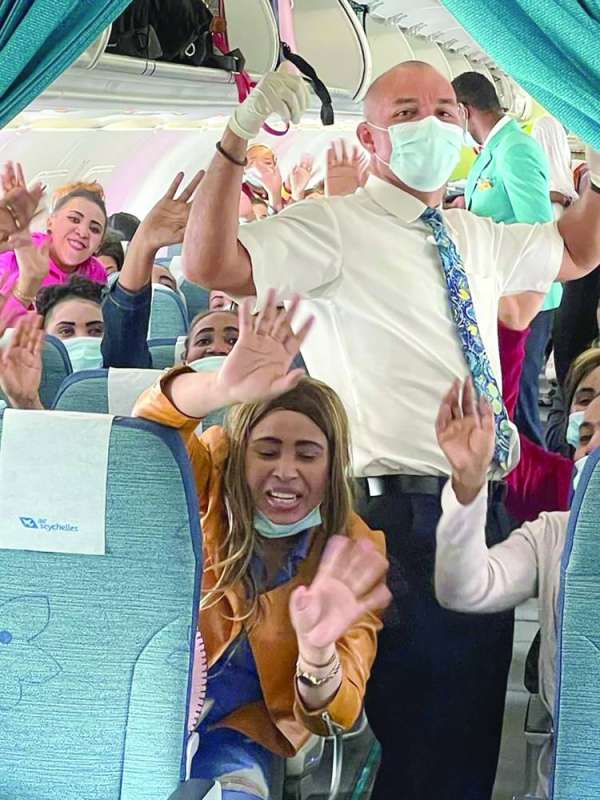 
بعض المبعدات على متن الطائرة