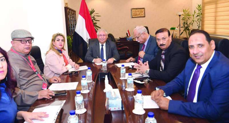  السفير المصري خلال حديثه مع ممثلي وسائل الإعلام