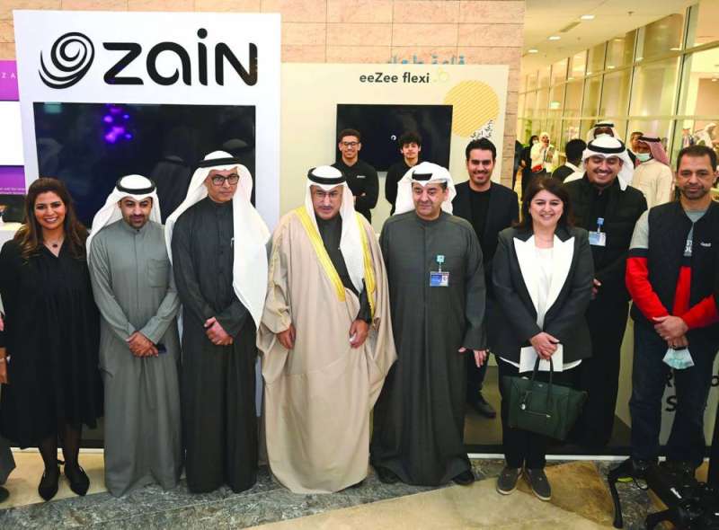 
الوزيران محمد الفارس ورنا الفارس في جناح «زين»	(تصوير أسعد عبدالله)