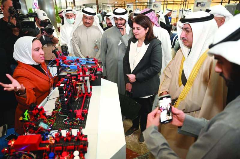 
الوزيران يطلعان على ابتكارات خريجي الهندسة