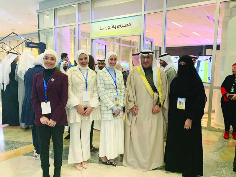 
الفارس يتوسط الخرّيجات العنود ناصرالفرحان وزميلاتها