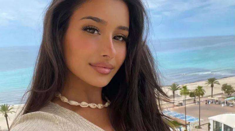 الفتاة «المنبوذة» بسبب جمالها