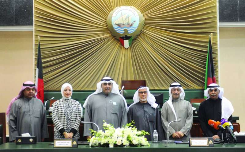 أسامة العتيبي وحسين الخياط ومها البغلي ومسؤولو الأمانة العامة خلال توقيع البروتوكول