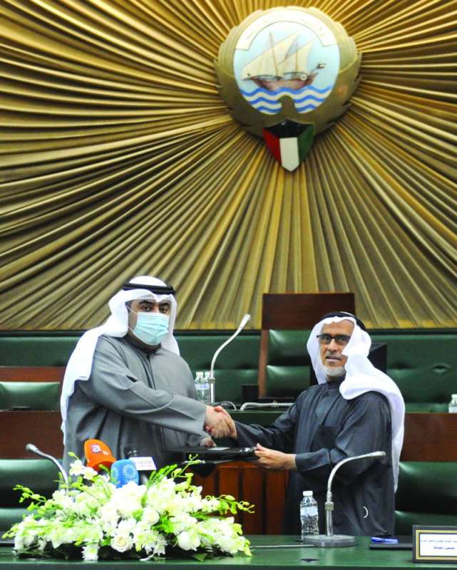 العتيبي والخياط يتبادلان مذكرتي الاتفاق 	(تصوير سعود سالم)
