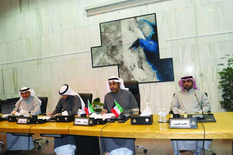 
جانب من اجتماع لجنة العاصمة في المجلس البلدي