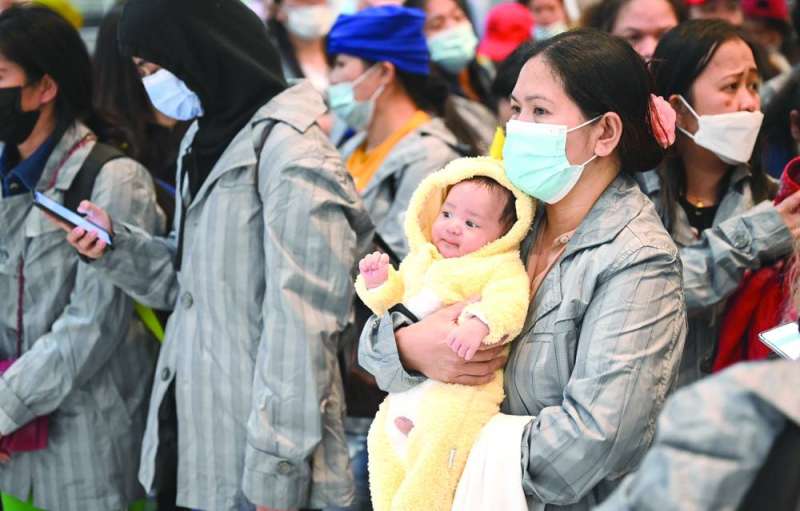 
الطفل مع والدته
