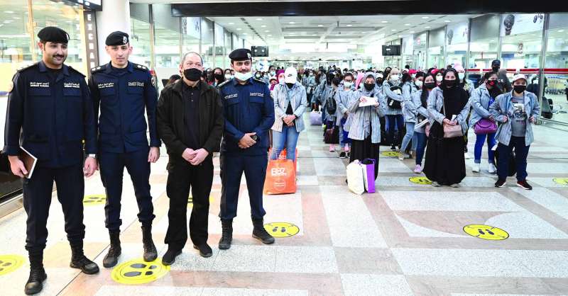 
السفير الفيلبيني متوسطاً النقيب فايز البراك والنقيب أحمد حمود العنزي والملازم أول صالح نبيل
