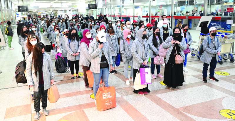 
المُبعدات من أبناء الجالية الفيلبينية في المطار	 (تصوير نايف العقلة)
