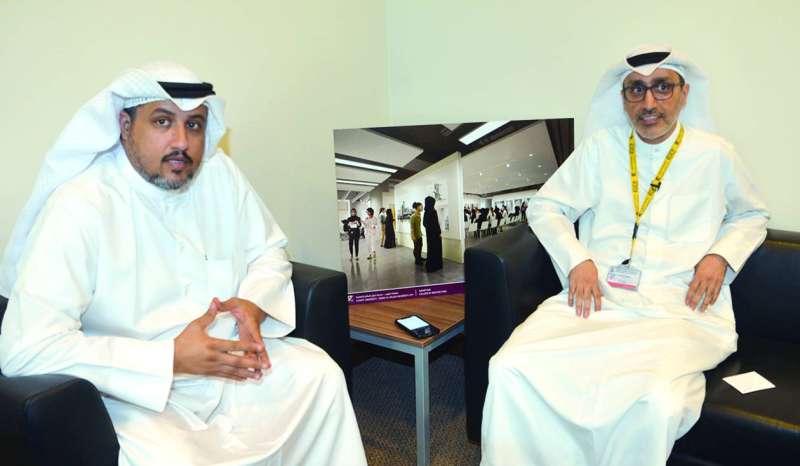 صادق متحدثاً للزميل تركي المغامس (تصوير نايف العقلة)