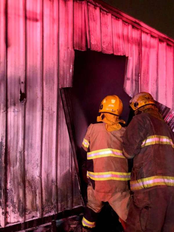 حريق شاليه من الكيربي في ساحة مدرسة في العدان.. والخسائر مادية
 