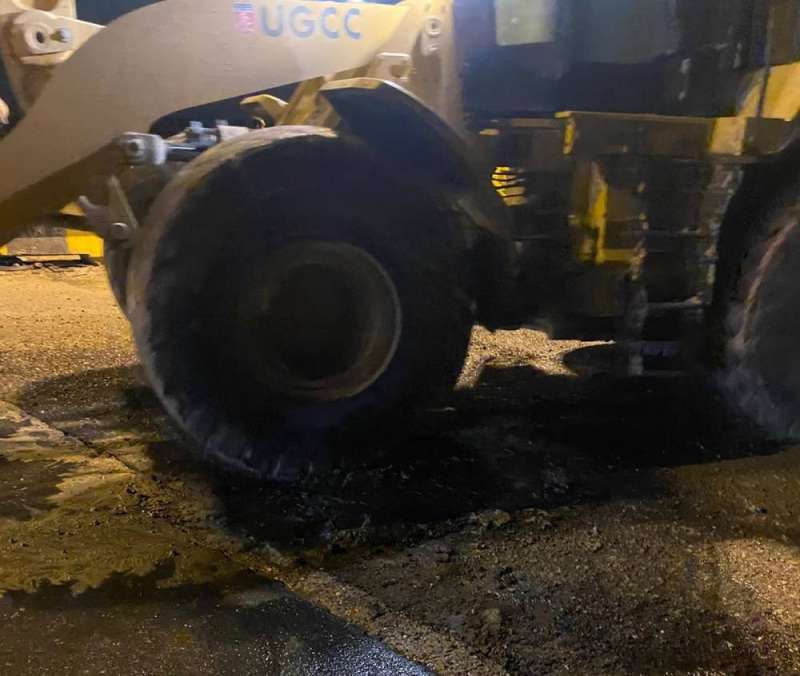 جانب من إصلاح الحفرة