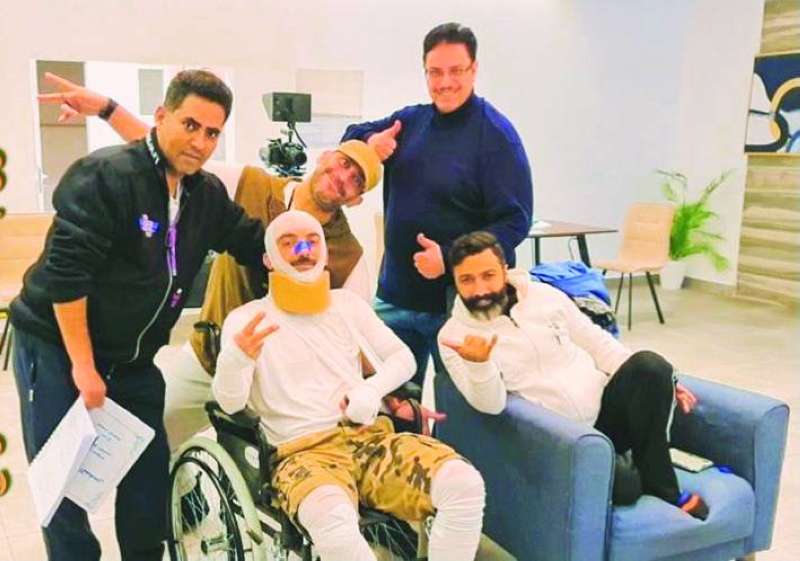 
الملحم مع فريق العمل أثناء التصوير