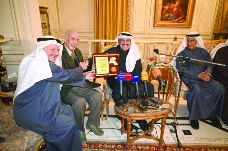 
قبازرد يكرم الزواوي ويبدو الوزير السابق محمد السنعوسي
