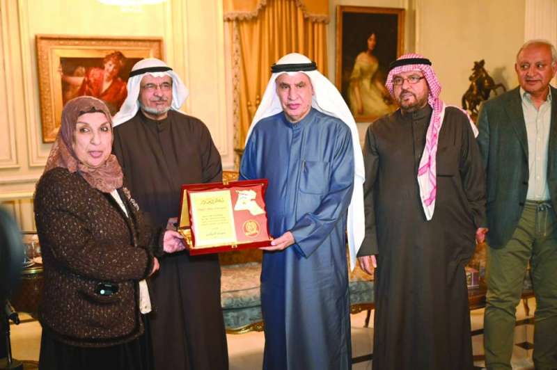 
منيرة الغانم تكرم الفضالة ويبدو العون والكليب وبدر العيسى	(تصوير نايف العقلة)