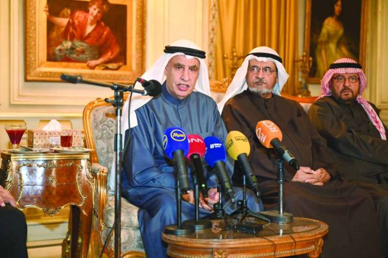 الفضالة يتحدث وإلى جانبه أحمد الكليب وجاسم العون