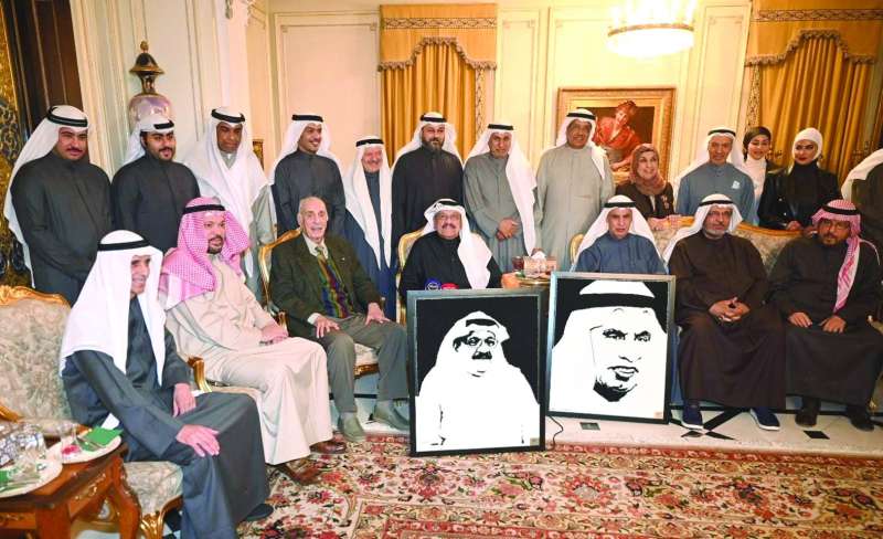 
صورة جماعية للحضور مع المحتفى بهما
