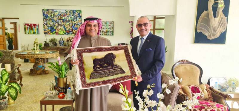 
السفير العراقي يهدي الخميس لوحة أسد بابل

