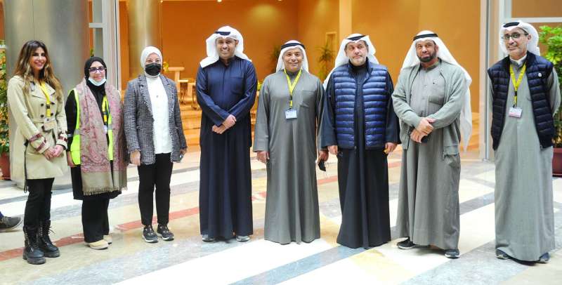 صورة جماعية لوفد المجلس البلدي في كلية الهندسة	(تصوير سعود سالم)