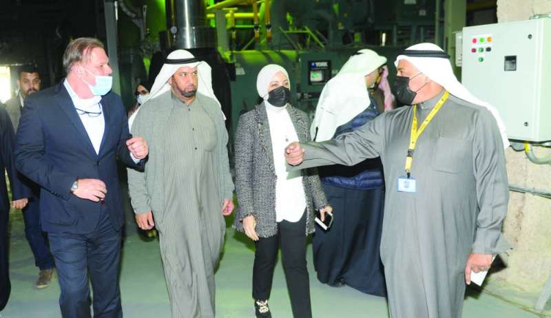 عبدالسلام الرندي ومها البغلي يستمعان لشرح من الدكتور قتيبة رزوقي
