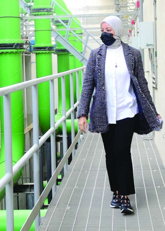 مها البغلي خلال الجولة في مباني الجامعة
