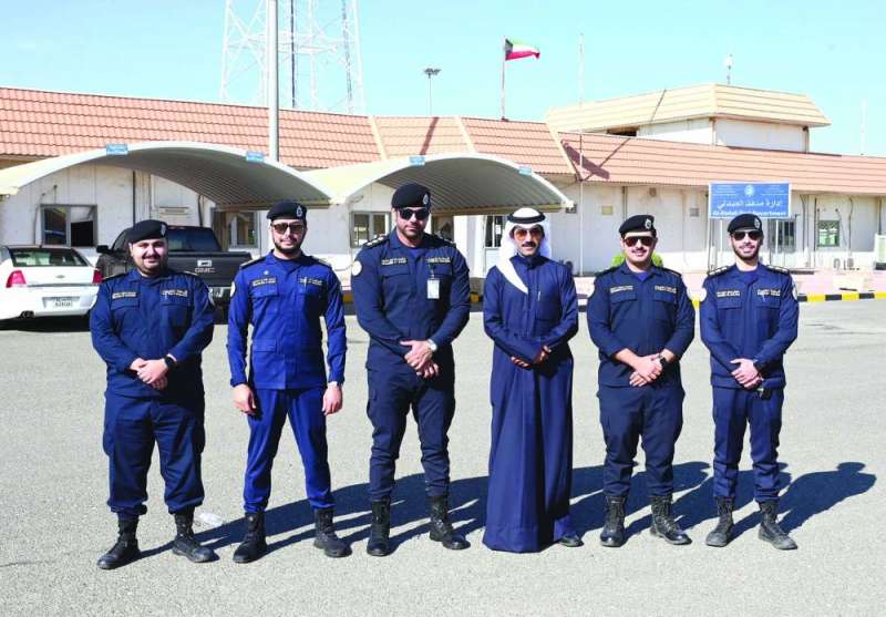 الزميل نايف كريم مع مسؤولي منفذ العبدلي
