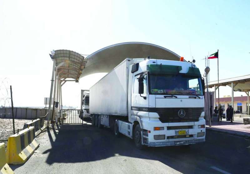 مرور الشاحنات عبر المنفذ