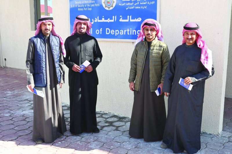 عدد من المواطنين المسافرين للعراق
