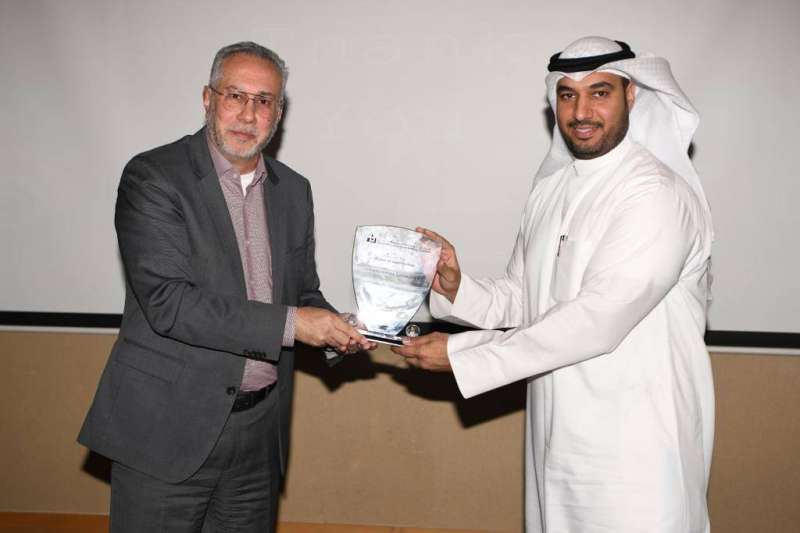 إيهاب الخطيب مكرّماً عبدالله اللنقاوي