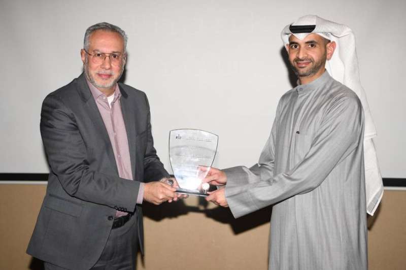 إيهاب الخطيب مكرّماً عبداللطيف الشايع