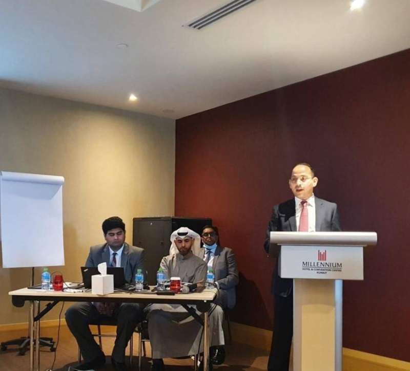 أحمد إبراهيم متحدثاً في الندوة