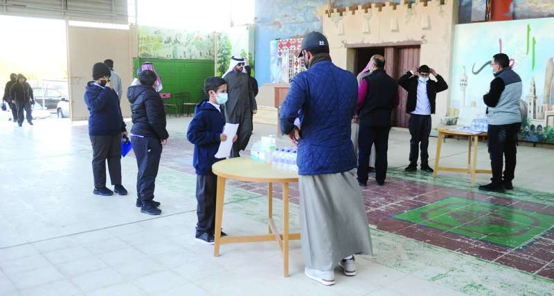 
استقبال الطلبة للاختبارات 	 (تصوير سعود سالم)