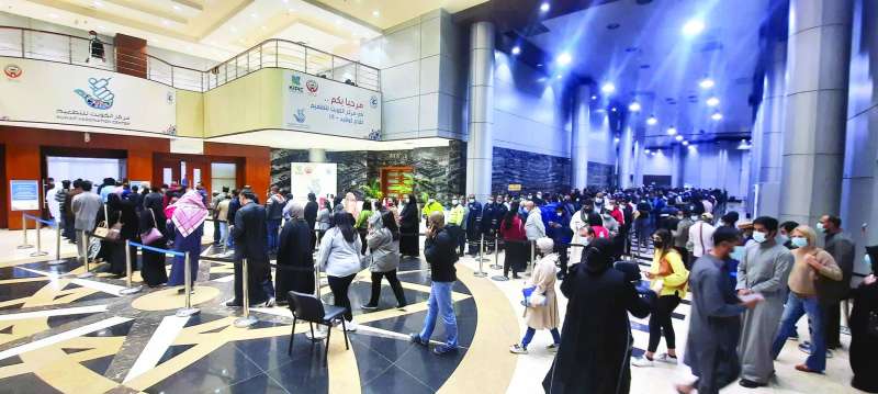 إقبال كبير على تلقّي الجرعة التنشيطية في مركز التطعيم	(تصوير أسعد عبدالله)