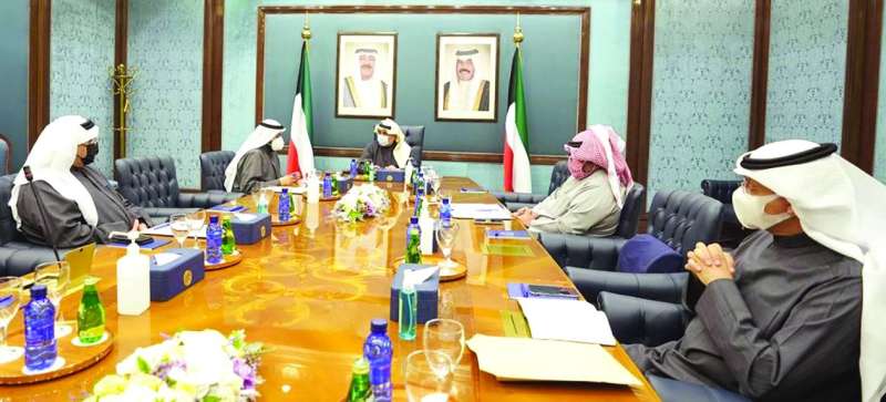 حمد جابر العلي مترئساً اجتماع لجنة طوارئ «كورونا» أمس