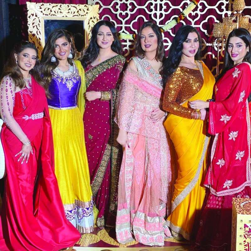 هيفاء حسين بـ«الساري الهندي» مع نجمات البحرين