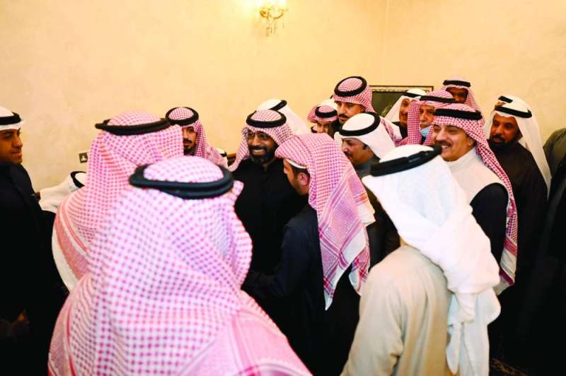 الوسمي محاطاً بالمهنئين