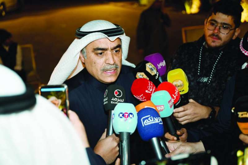 
خالد العنزي متحدثاً للصحافيين
