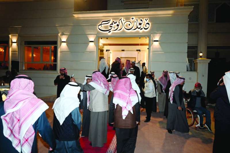 ديوان الوسمي محتضناً المهنئين  