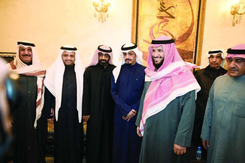 
الجمهور والنائب السابق ماجد المطيري وخالد شخير مهنئين
