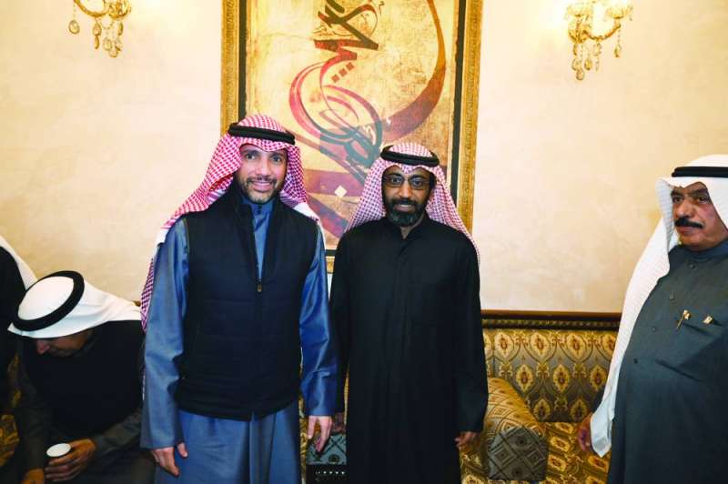 
الغانم مهنئاً الوسمي بعودته سالماً	(تصوير نايف العقلة)
