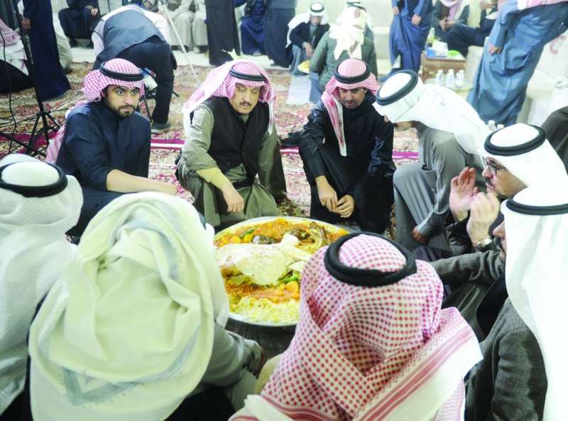 
البراك والحضور خلال العشاء 	(تصوير سعود سالم)
