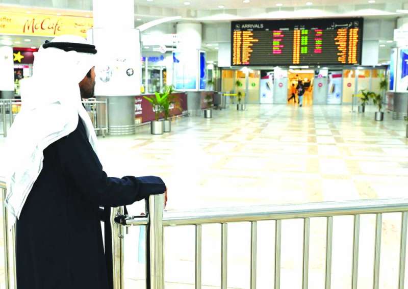 
الزميل نايف كريم يُراقب بوابة القادمين التي تبدو شبه خالية 