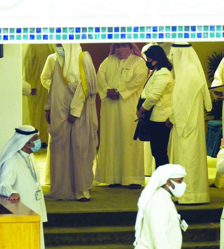 
وقوف الوزراء أمام قاعة مجلس الأمة خلال التصويت على الميزانية في يونيو